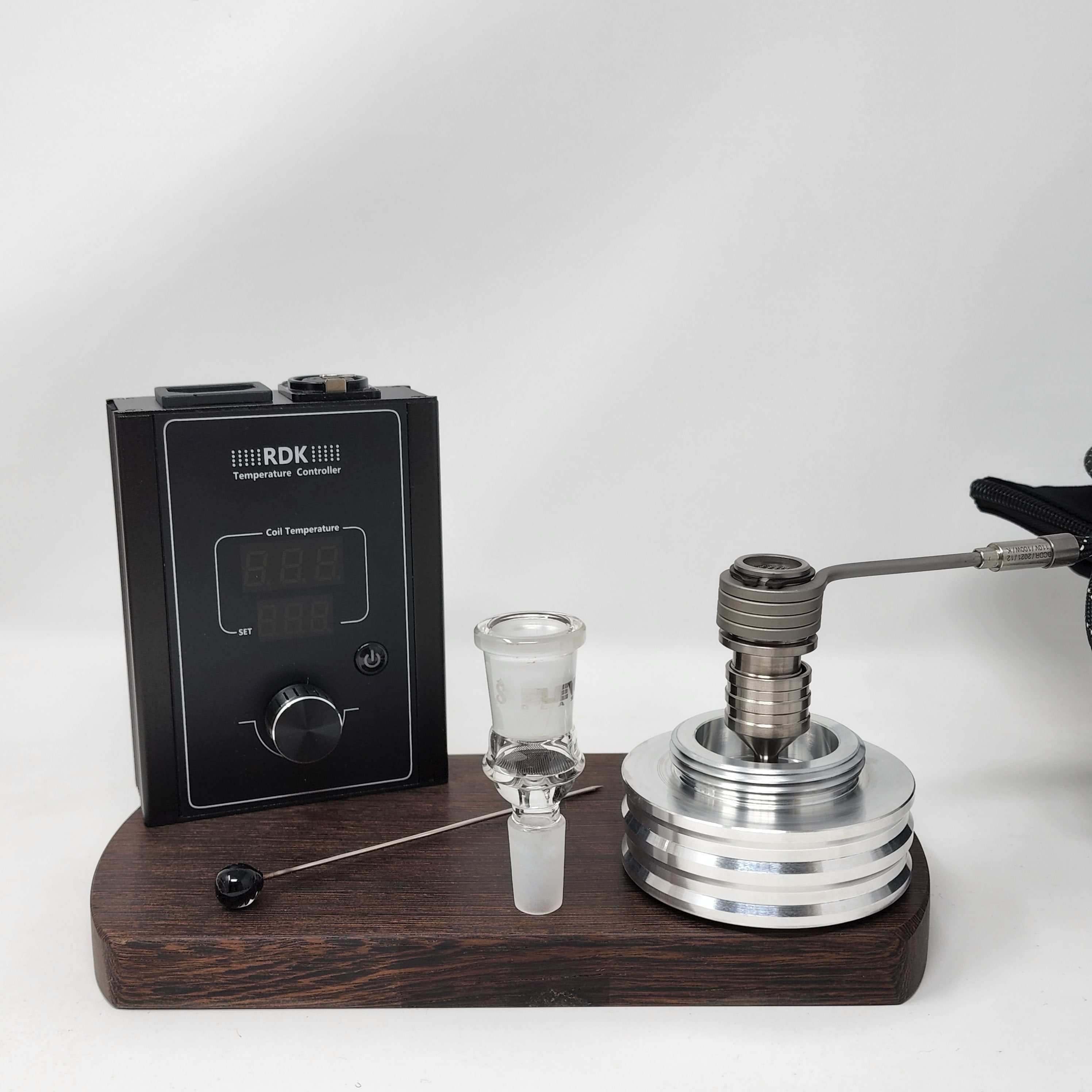 The B-Zero is the latest iteration of the "B" series of heads. This time, it is a single piece "ball" device inspired by the different DIY devices appearing in the community, namely the DIY device put together by "secreagent" which involved the CH 18mm posts and a 16mm coil.

CH removed the machined screen (extra mass) and replaced with a second 5/8 double weave screen located directly below the coil. They also increased the mass to fit one of our 20mm Flowerpot coils.