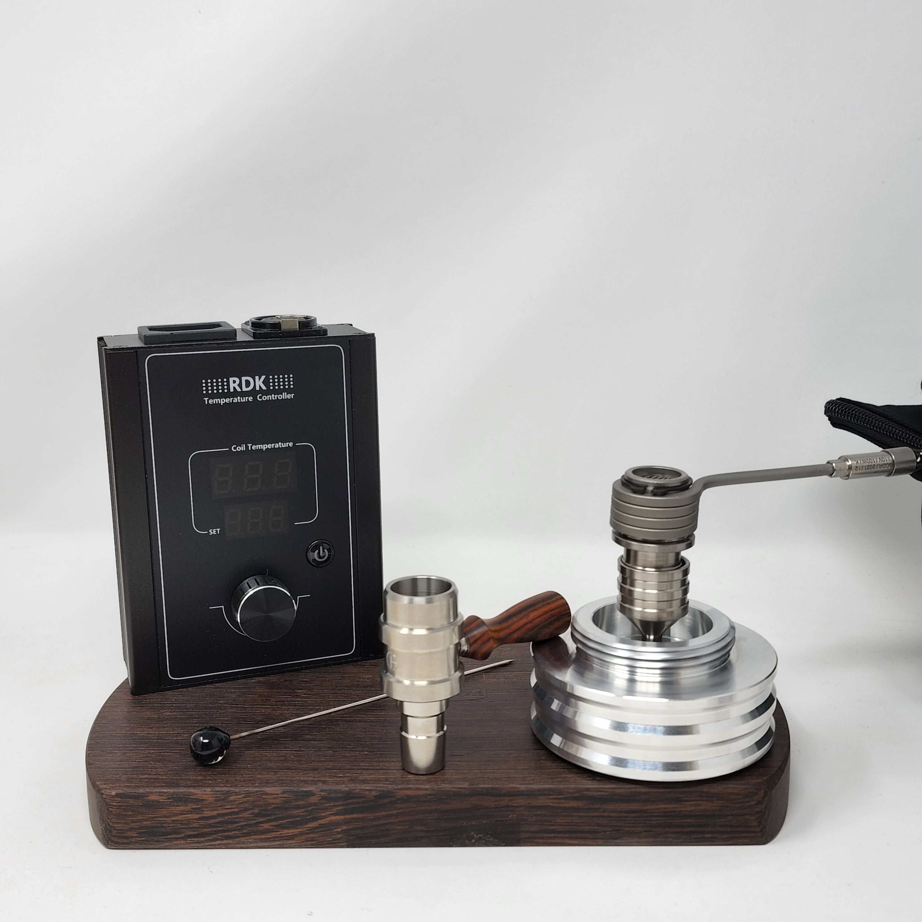 The B-Zero is the latest iteration of the "B" series of heads. This time, it is a single piece "ball" device inspired by the different DIY devices appearing in the community, namely the DIY device put together by "secreagent" which involved the CH 18mm posts and a 16mm coil.

CH removed the machined screen (extra mass) and replaced with a second 5/8 double weave screen located directly below the coil. They also increased the mass to fit one of our 20mm Flowerpot coils.