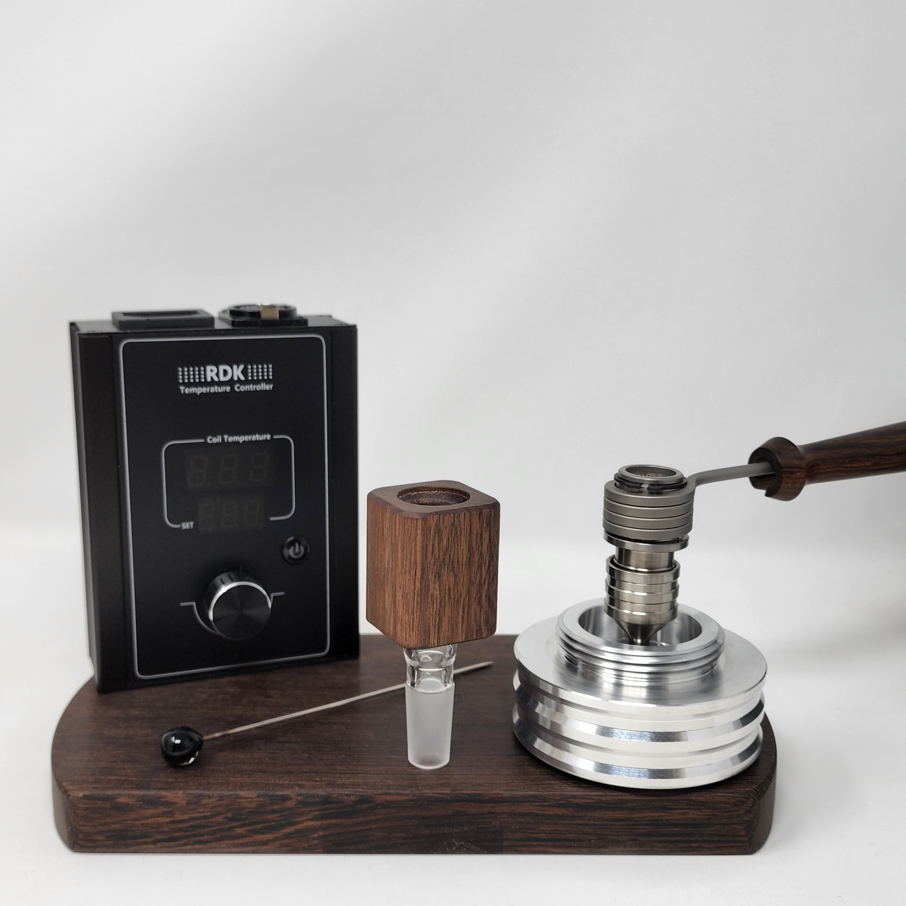 The B-Zero is the latest iteration of the "B" series of heads. This time, it is a single piece "ball" device inspired by the different DIY devices appearing in the community, namely the DIY device put together by "secreagent" which involved the CH 18mm posts and a 16mm coil.

CH removed the machined screen (extra mass) and replaced with a second 5/8 double weave screen located directly below the coil. They also increased the mass to fit one of our 20mm Flowerpot coils.