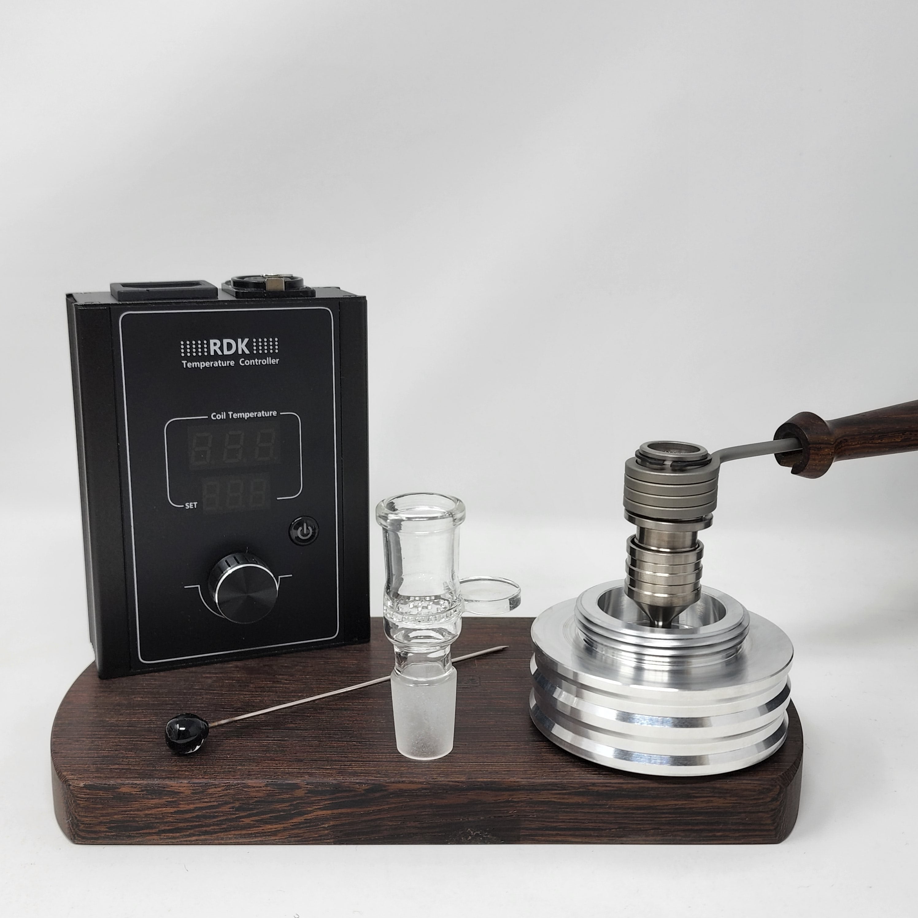 The B-Zero is the latest iteration of the "B" series of heads. This time, it is a single piece "ball" device inspired by the different DIY devices appearing in the community, namely the DIY device put together by "secreagent" which involved the CH 18mm posts and a 16mm coil.

CH removed the machined screen (extra mass) and replaced with a second 5/8 double weave screen located directly below the coil. They also increased the mass to fit one of our 20mm Flowerpot coils.