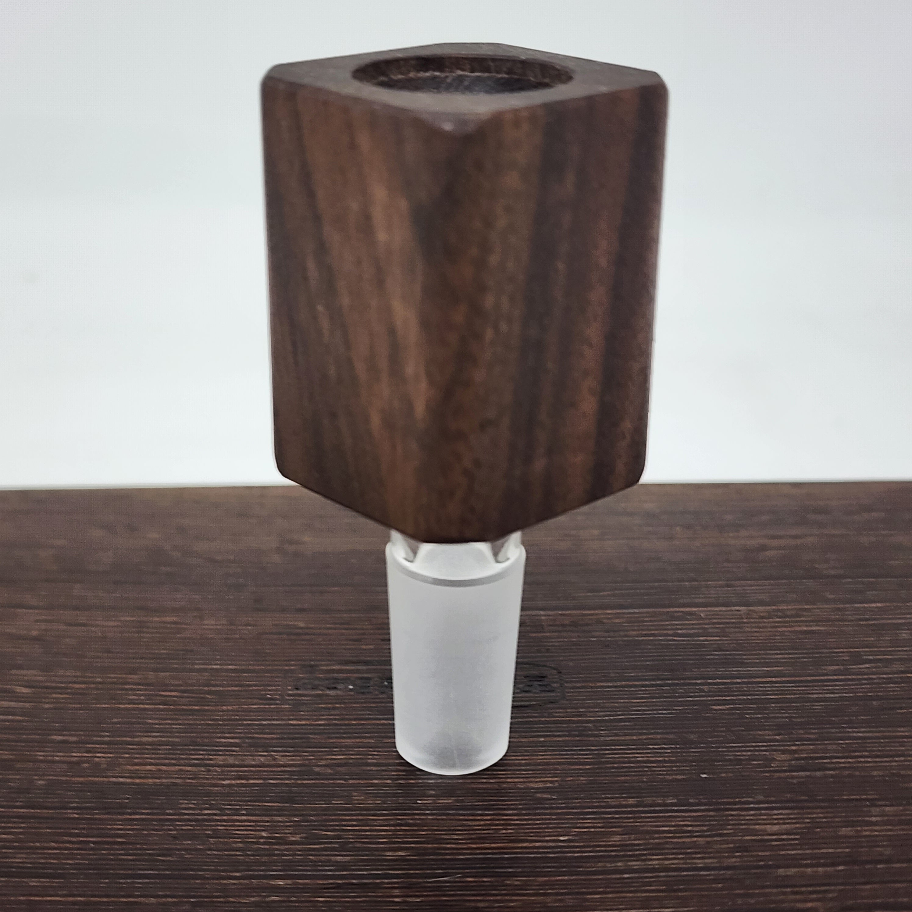 Injector style chamber for the Hot Rod and other 18mm style heat injectors. Ships with a male 14mm stem attached to the chamber. (This can be substituted for an 18.8mm male stem when ordering)