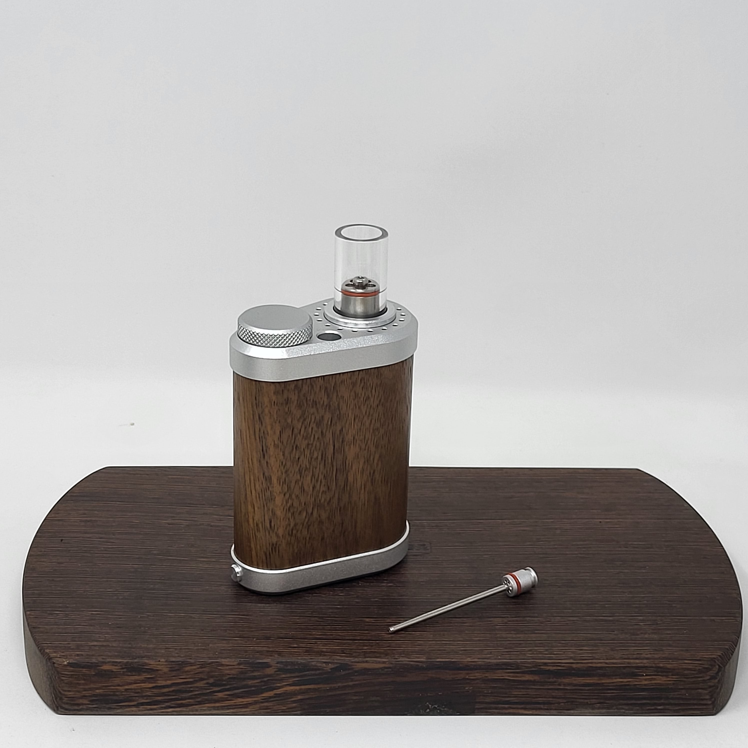 Multitool: We included a tool with the Tinymight 2 on the top of the unit, always ready to be used when needed. The idea was to allow easier adjustment of the herb chamber volume without needing to look for a suitable tool as it is always with the unit. The same tool can be also used to stir the herb, to empty the contents of the chamber, and even upside down to tamp the herb with the handle side. 