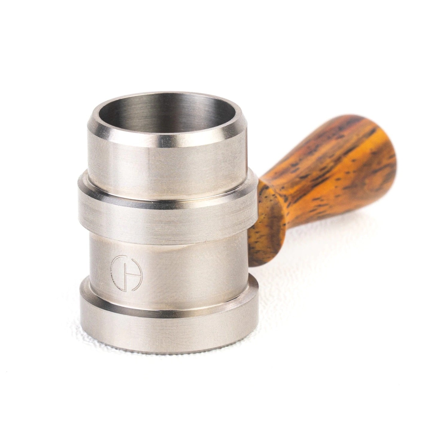 This is a classic bowl by Cannabis Hardware which is extreme versatile and compatible with all Flowerpot heads, including standard and injector diffusers.

Crafted from Grade 2 Titanium with a 10-24 thread for handles, the Shovelhead is both durable and reliable, ensuring long-lasting performance. This USA-made bowl comes with a 3/4" titanium screen included, making it the perfect choice for a flawless vaping experience

Choose between a solid handle or upgrade to a beautiful Cocobolo handle made by Eds TNT