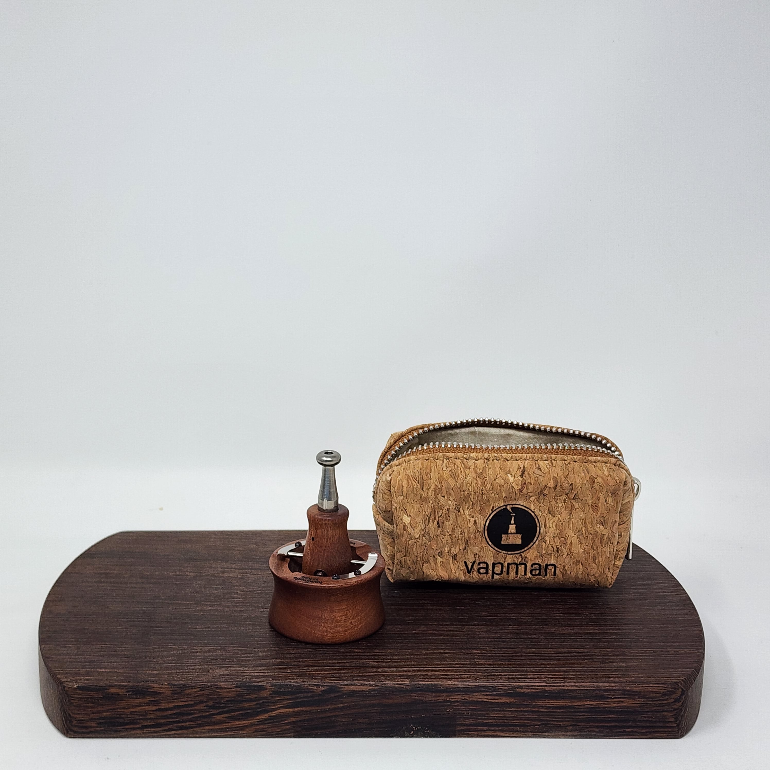 Vapman's ingenious operating principle makes it a reference product in its class. The sophisticated pan shape allows an even heat distribution while the built-in air nozzles provide hot fresh air supply and avoid gas inhalation. This results in an unsurpassed vaporization experience.