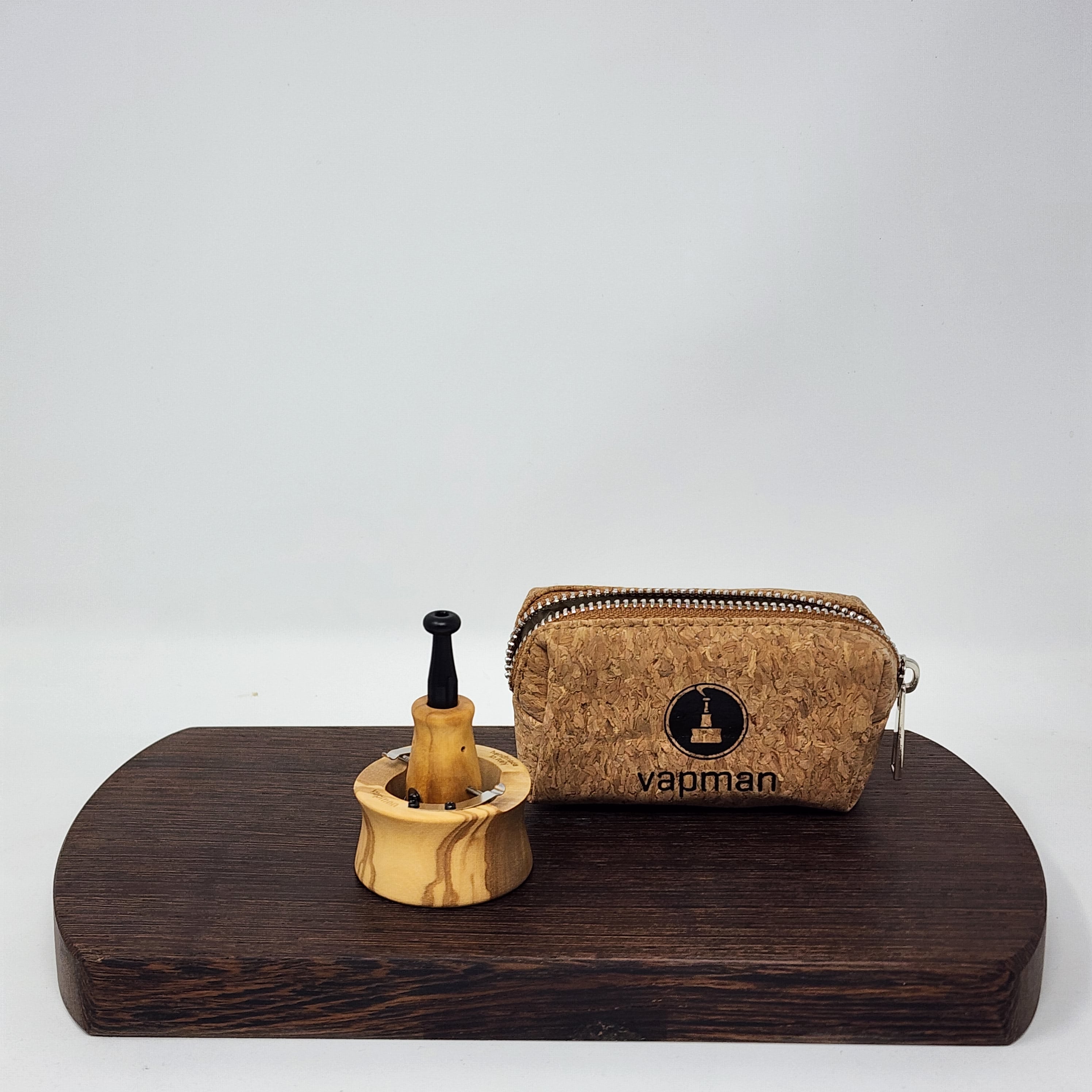 Vapman's ingenious operating principle makes it a reference product in its class. The sophisticated pan shape allows an even heat distribution while the built-in air nozzles provide hot fresh air supply and avoid gas inhalation. This results in an unsurpassed vaporization experience.
