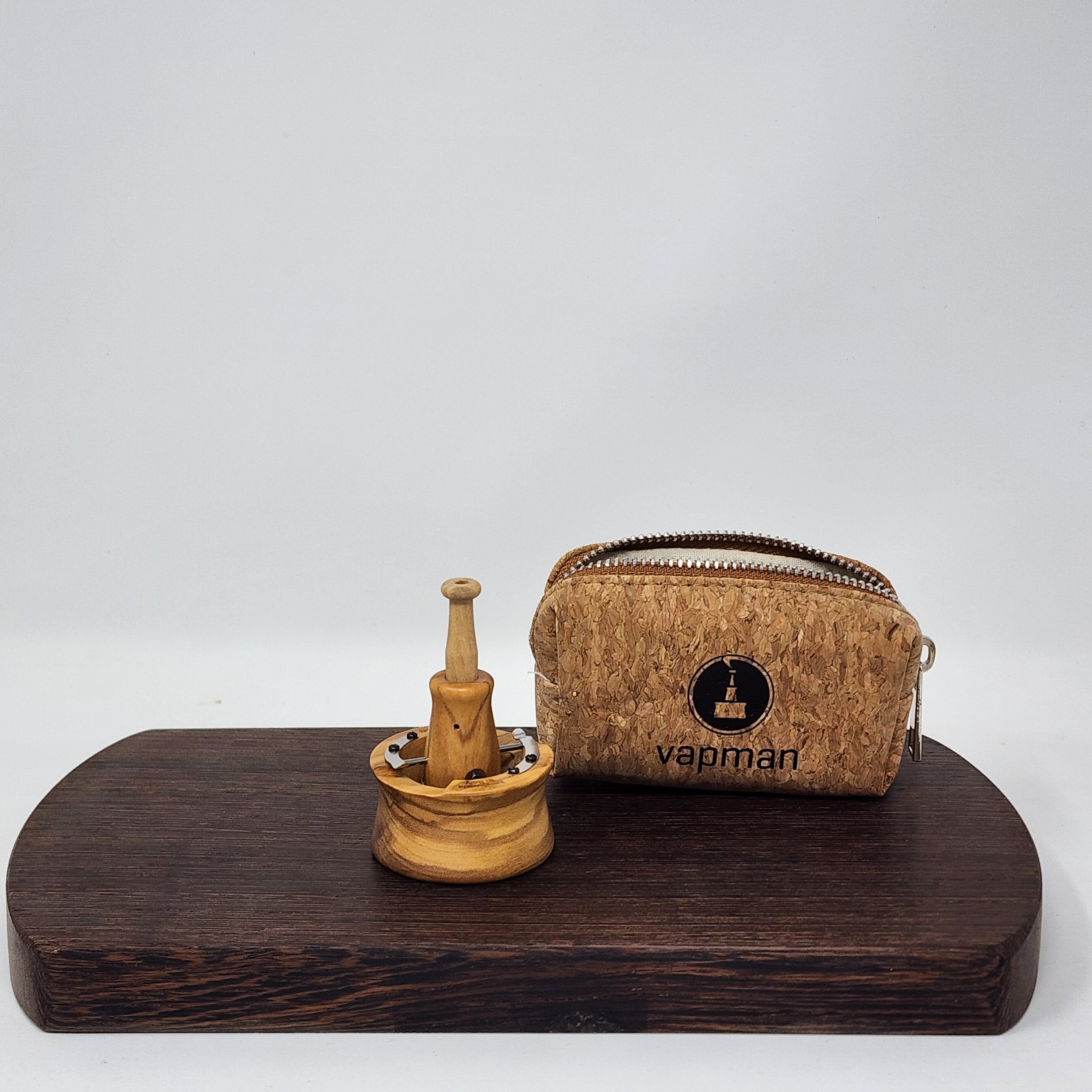 Vapman's ingenious operating principle makes it a reference product in its class. The sophisticated pan shape allows an even heat distribution while the built-in air nozzles provide hot fresh air supply and avoid gas inhalation. This results in an unsurpassed vaporization experience.