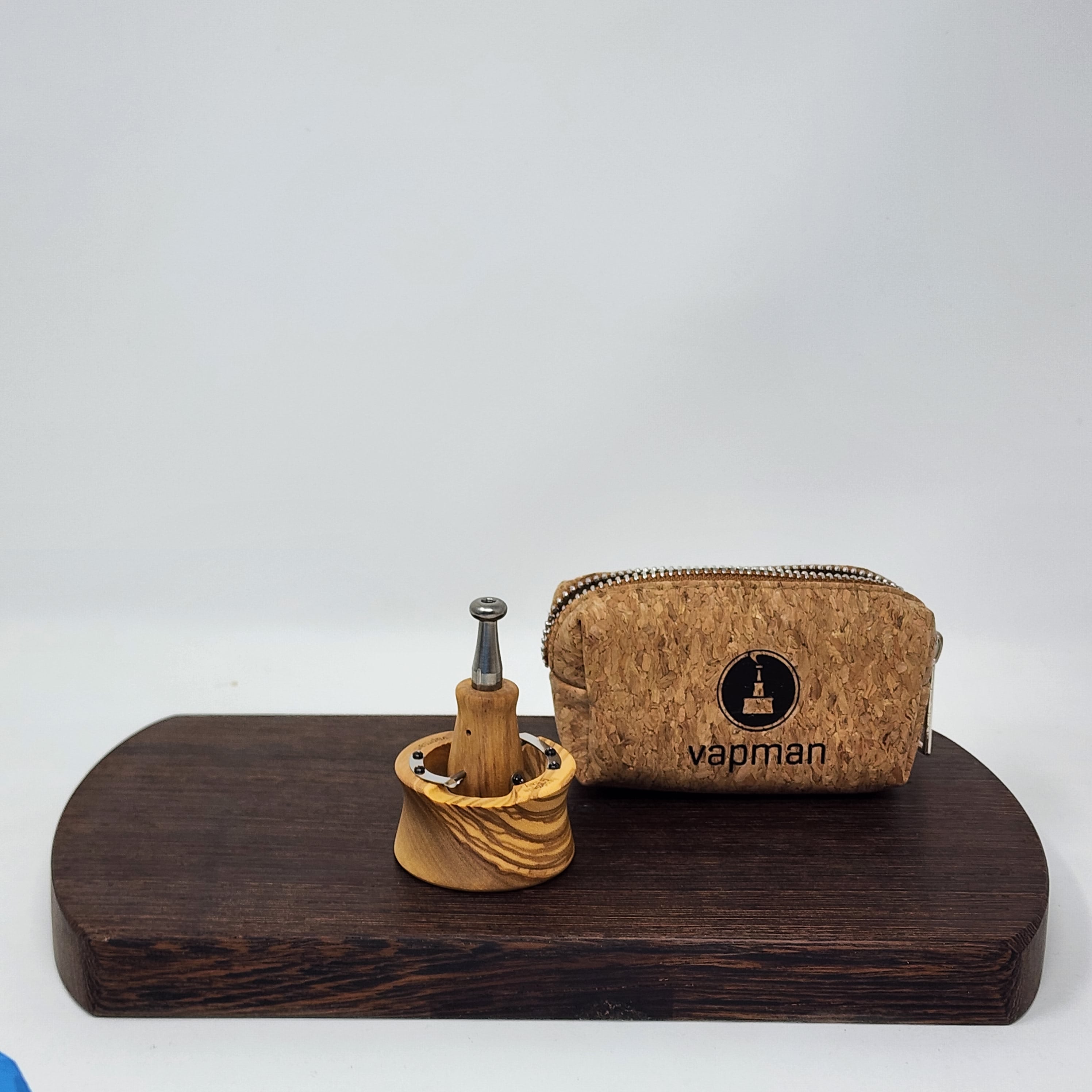Vapman's ingenious operating principle makes it a reference product in its class. The sophisticated pan shape allows an even heat distribution while the built-in air nozzles provide hot fresh air supply and avoid gas inhalation. This results in an unsurpassed vaporization experience.