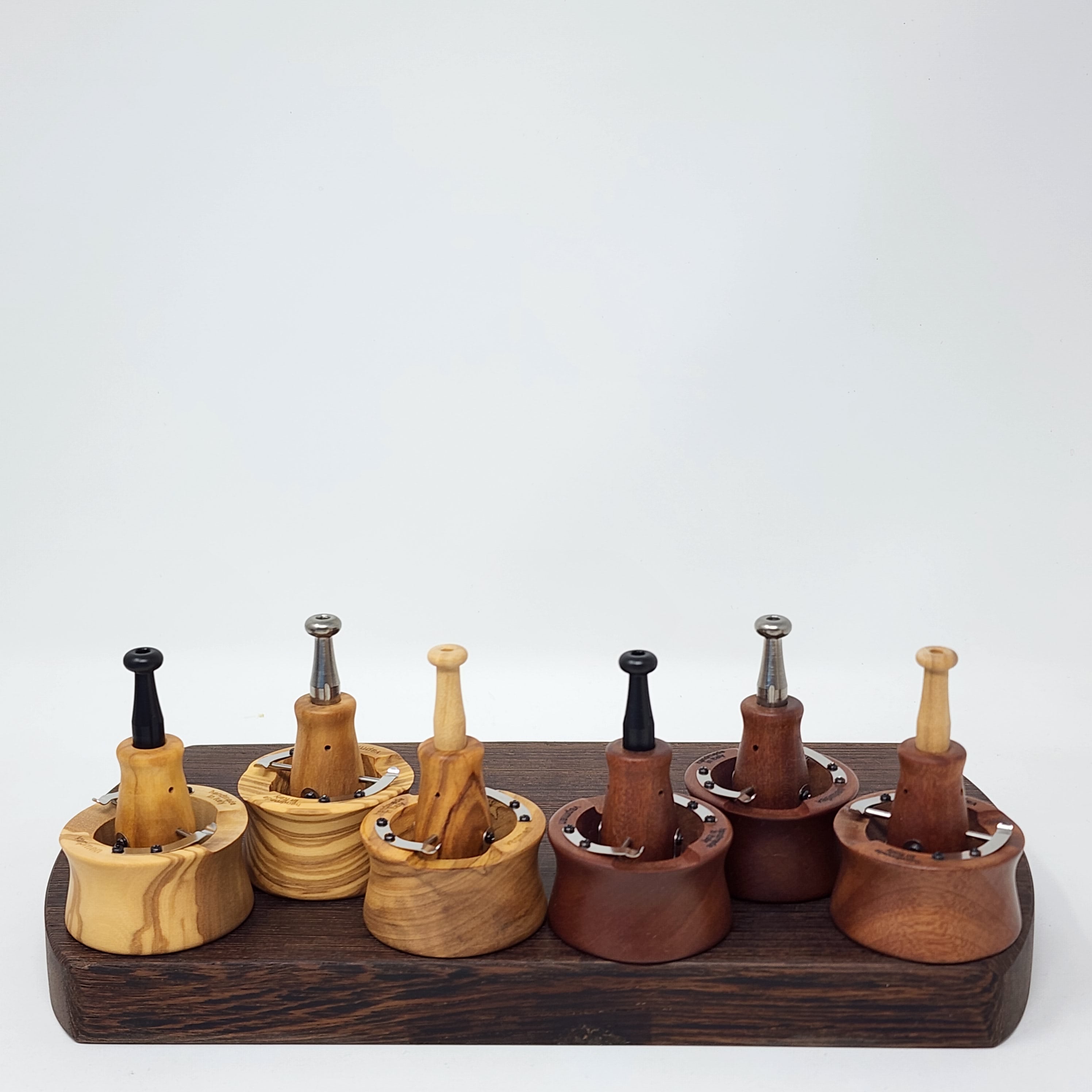 Vapman's ingenious operating principle makes it a reference product in its class. The sophisticated pan shape allows an even heat distribution while the built-in air nozzles provide hot fresh air supply and avoid gas inhalation. This results in an unsurpassed vaporization experience.