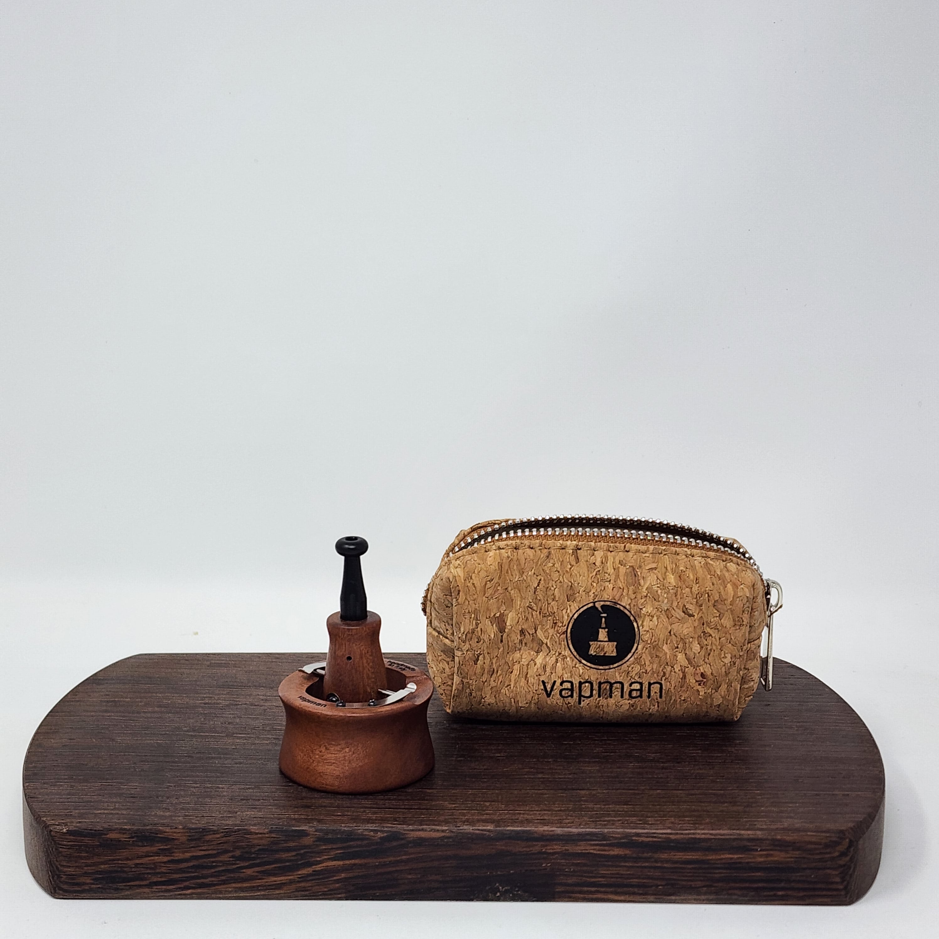 Vapman's ingenious operating principle makes it a reference product in its class. The sophisticated pan shape allows an even heat distribution while the built-in air nozzles provide hot fresh air supply and avoid gas inhalation. This results in an unsurpassed vaporization experience.