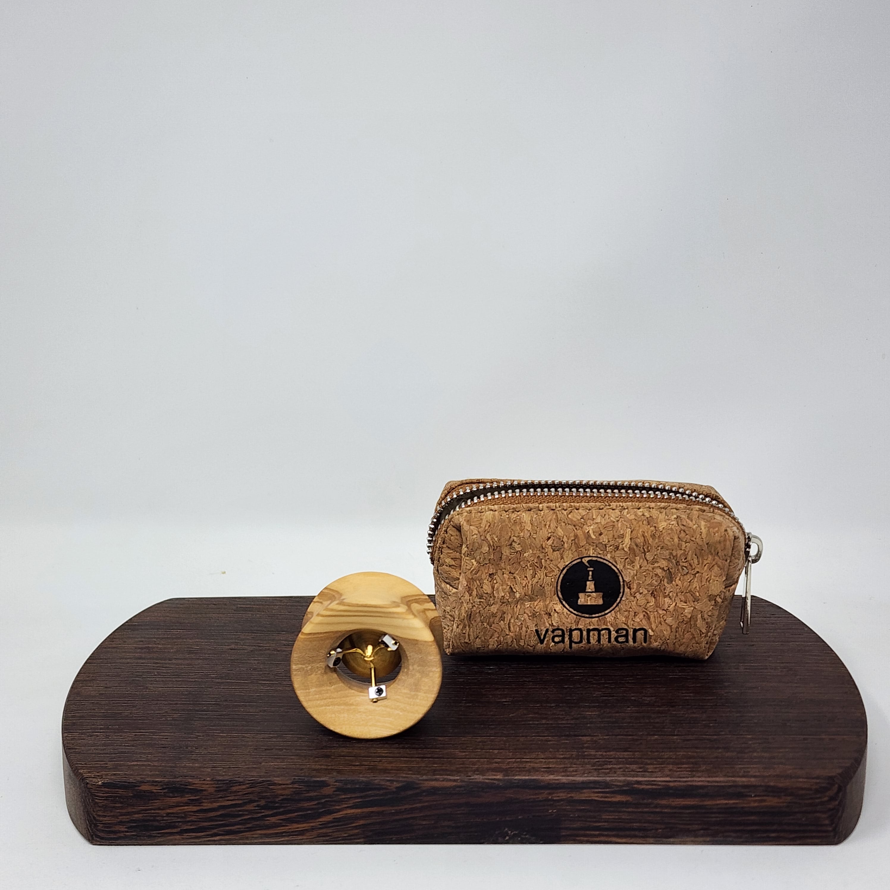 Vapman's ingenious operating principle makes it a reference product in its class. The sophisticated pan shape allows an even heat distribution while the built-in air nozzles provide hot fresh air supply and avoid gas inhalation. This results in an unsurpassed vaporization experience.